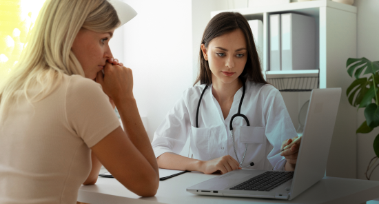 Persona en consulta médica revisando resultados de un estudio